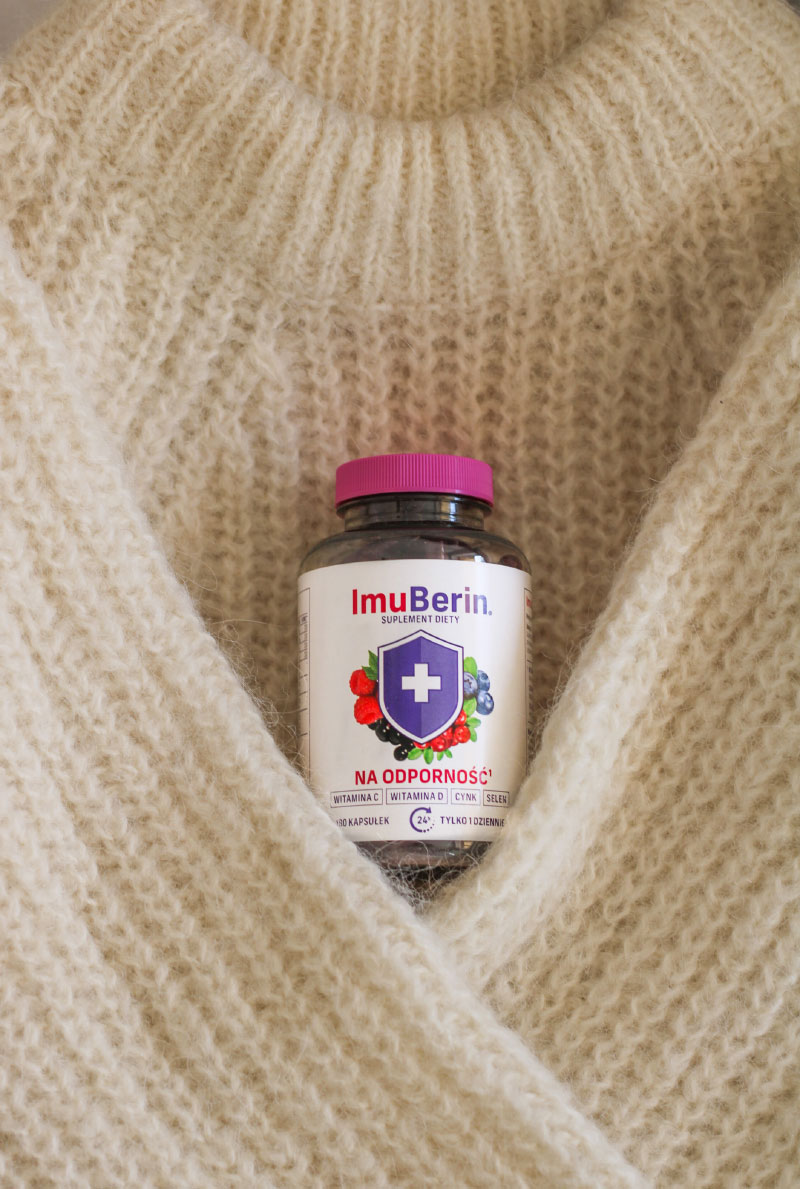 Natural Pharmaceuticals ImuBerin Toidulisand ImuBerin on paigutatud kreemikale villasele kampsunile – kaitse ja soojuse sümbolile.